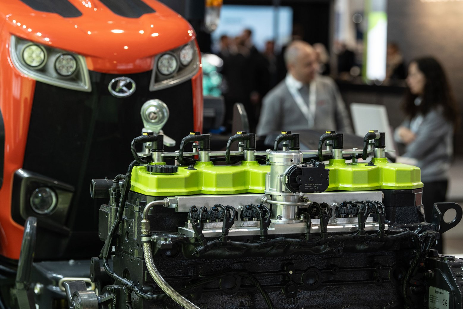 Nahaufnahme eines Motors mit einem Traktor im Hintergrund