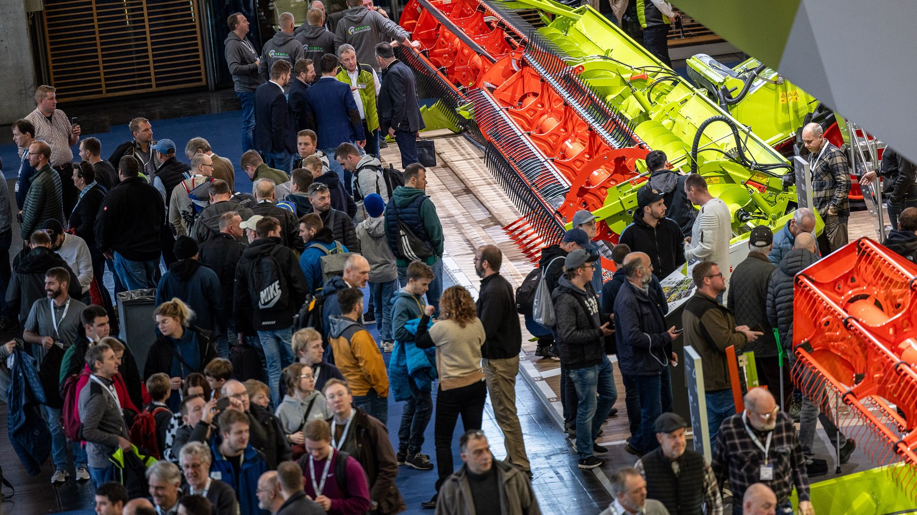 Blick in eine Messehalle mit Menschen und Landtechnikmaschinen
