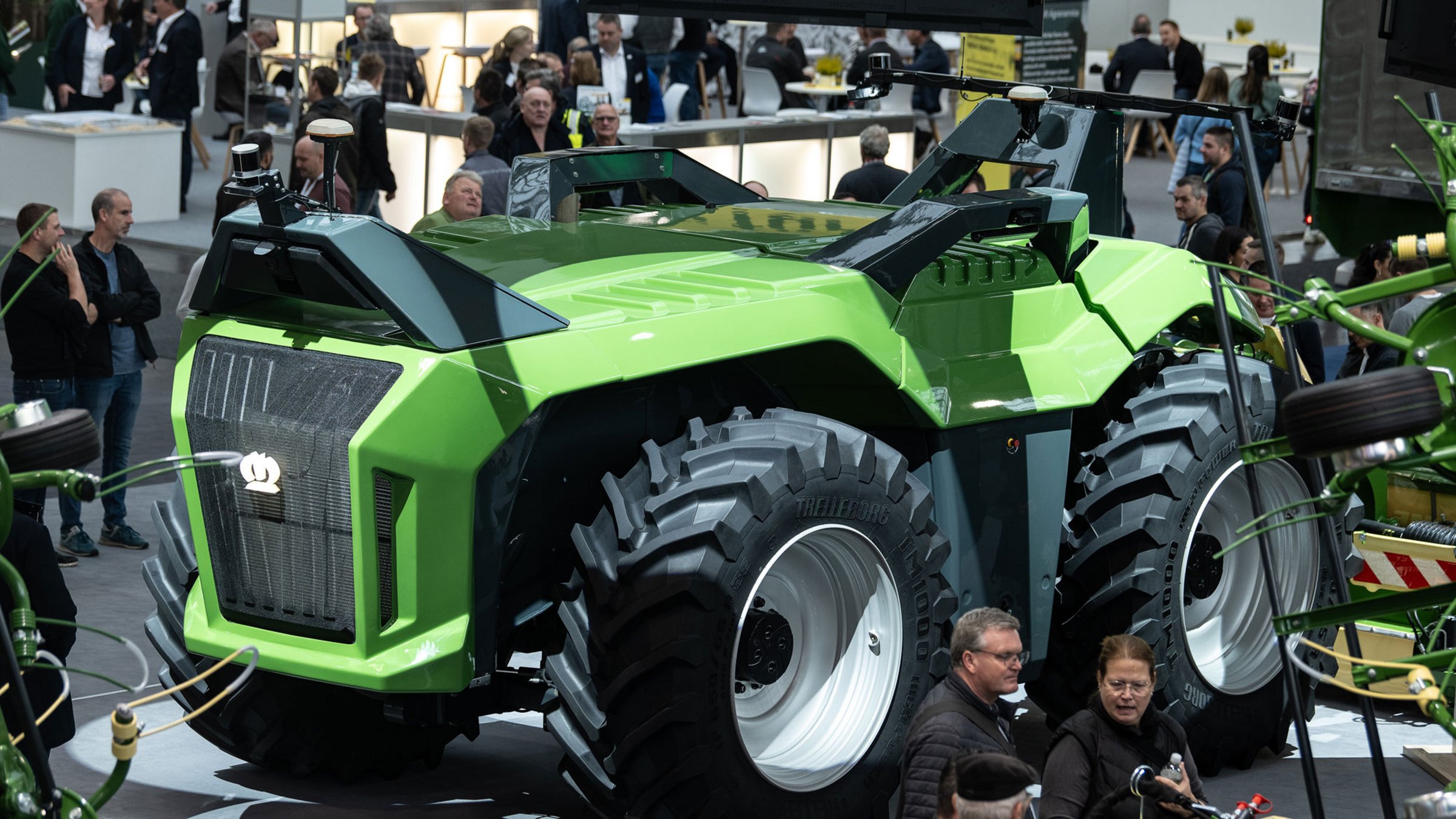 Selbstfahrende Traktor als Ausstellungsstück in Messehalle